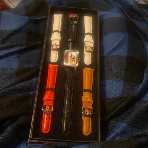 NIB Disney Accutime Mickey⌚️🪩5 Leather Bands❤️🖤🤎🤍18”chain+Mickey🤍Pendant